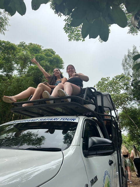 שתי נשים על גג של ג'יפ