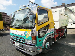 建総の産業廃棄物収集車