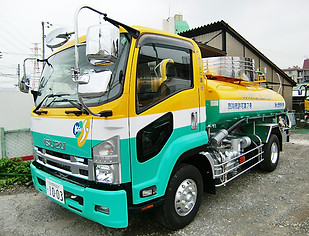 建総の浄化槽衛生車