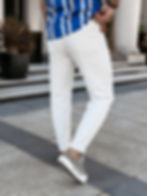 Męskie jeansy z prostą nogawką w kolorze light beige, zapięcie na logowany guzik, naszywka OLAVOGA denim wear z tyłu