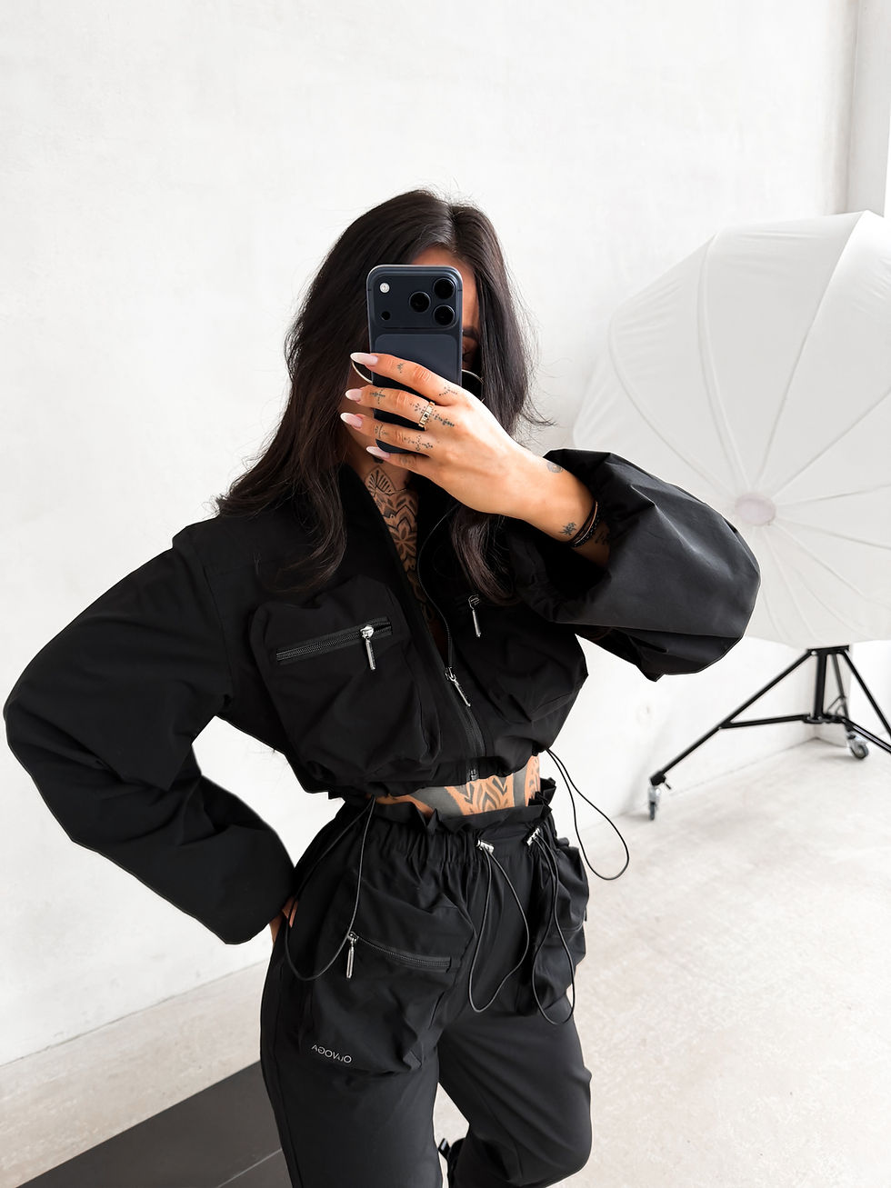 Thumbnail: Sportowy komplet damski OLAVOGA WOELE 2026 black – bluza ze stójką i suwakiem + spodnie dresowe ze ściągaczami i logowanymi s