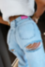 Damskie jeansy wide leg z wysokim stanem, efektem sprania i przetarciami z tyłu, haftowane logo brandu na nogawkach — Ola Vog