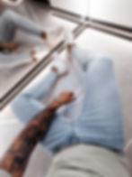 Męskie jeansy skinny z delikatnym efektem sprania, logowane guziki, haftowane logo brandu przy kieszeni — Ola Voga DOLERI