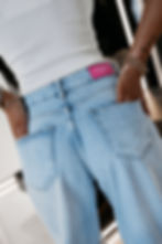 Damskie jeansy wide leg z wysokim stanem w kolorze sky blue, przetarcia z przodu, haftowane różowe logo na nogawkach