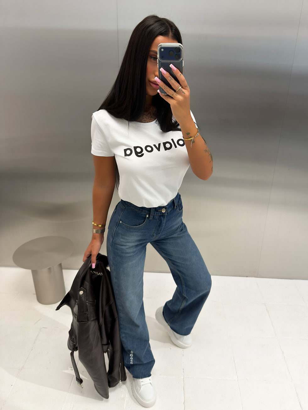 Thumbnail: Modelka w niebieskich jeansach damskich OLA VOGA CYNTE z szeroką nogawką i logo przy dole nogawki