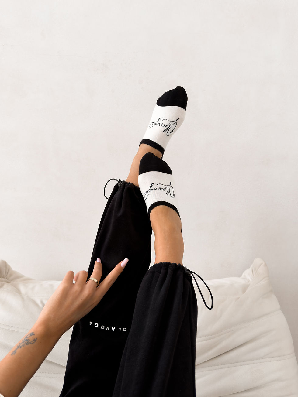 OLAVOGA Soria 2026 stopki damskie czarne ecru – bawełniane skarpety z haftowanym logo i silikonową antypoślizgową aplikacją