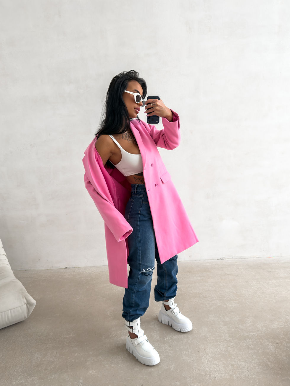 Thumbnail: OLAVOGA Fonaj 2026 płaszcz damski klasyczny beż czarny róż ecru koral miętowy – prosty płaszcz guzikowy z złotym logo