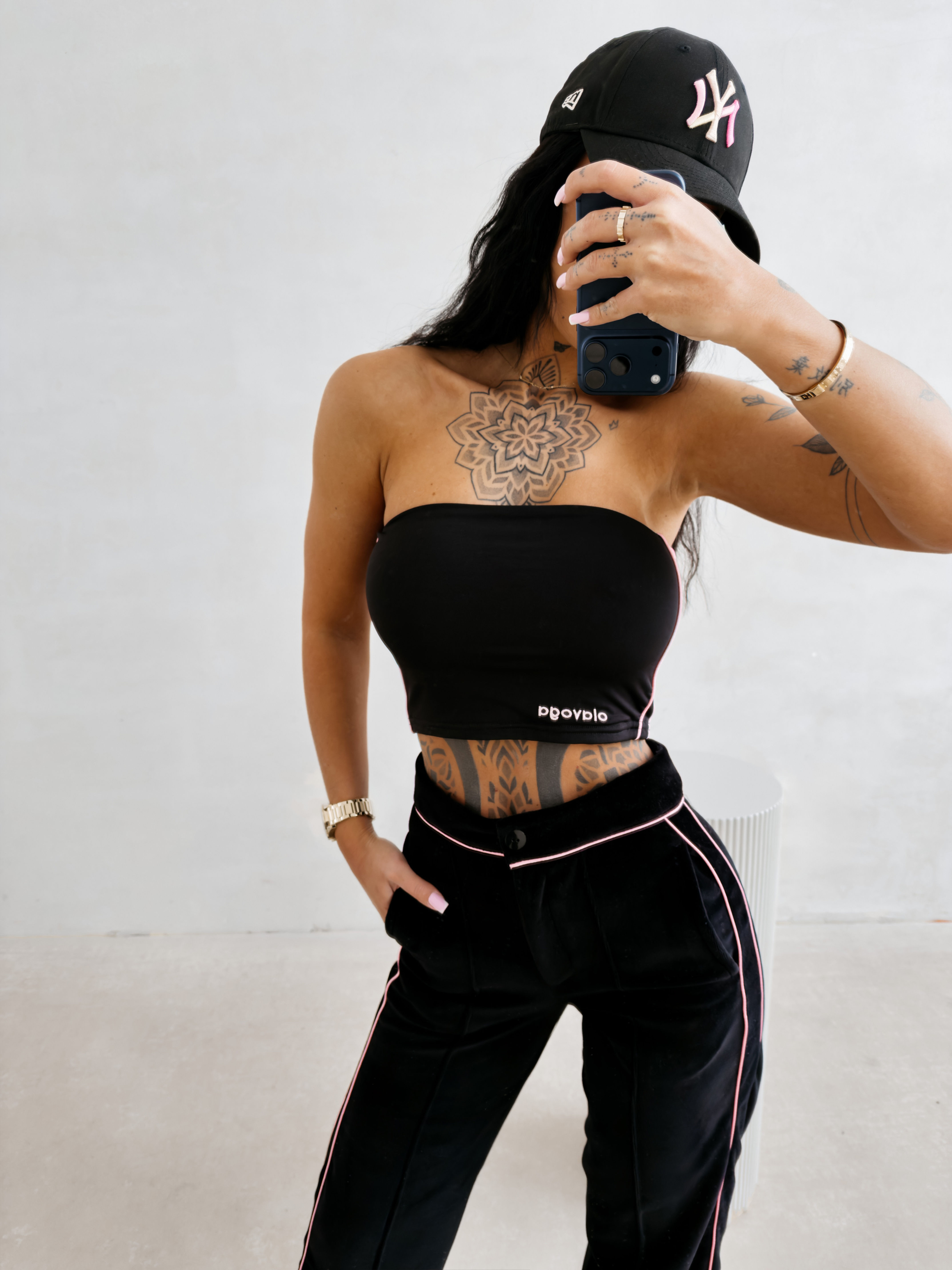 OLAVOGA Leya 2026 top bandeau bez ramiączek czarny ecru pudrowy róż – nowa kolekcja wiosna 2026 damski top z lampasami i haft