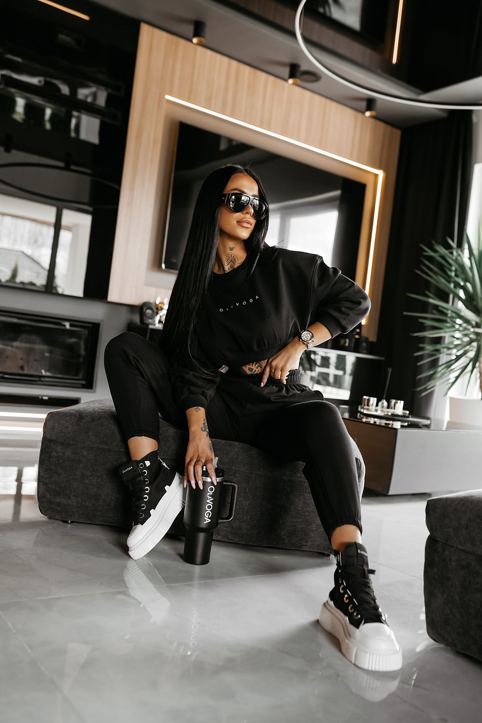 Ola Voga's black TRIPSY 2026 set – all-black styling with a black thermal mug, premium look, modern minimalism