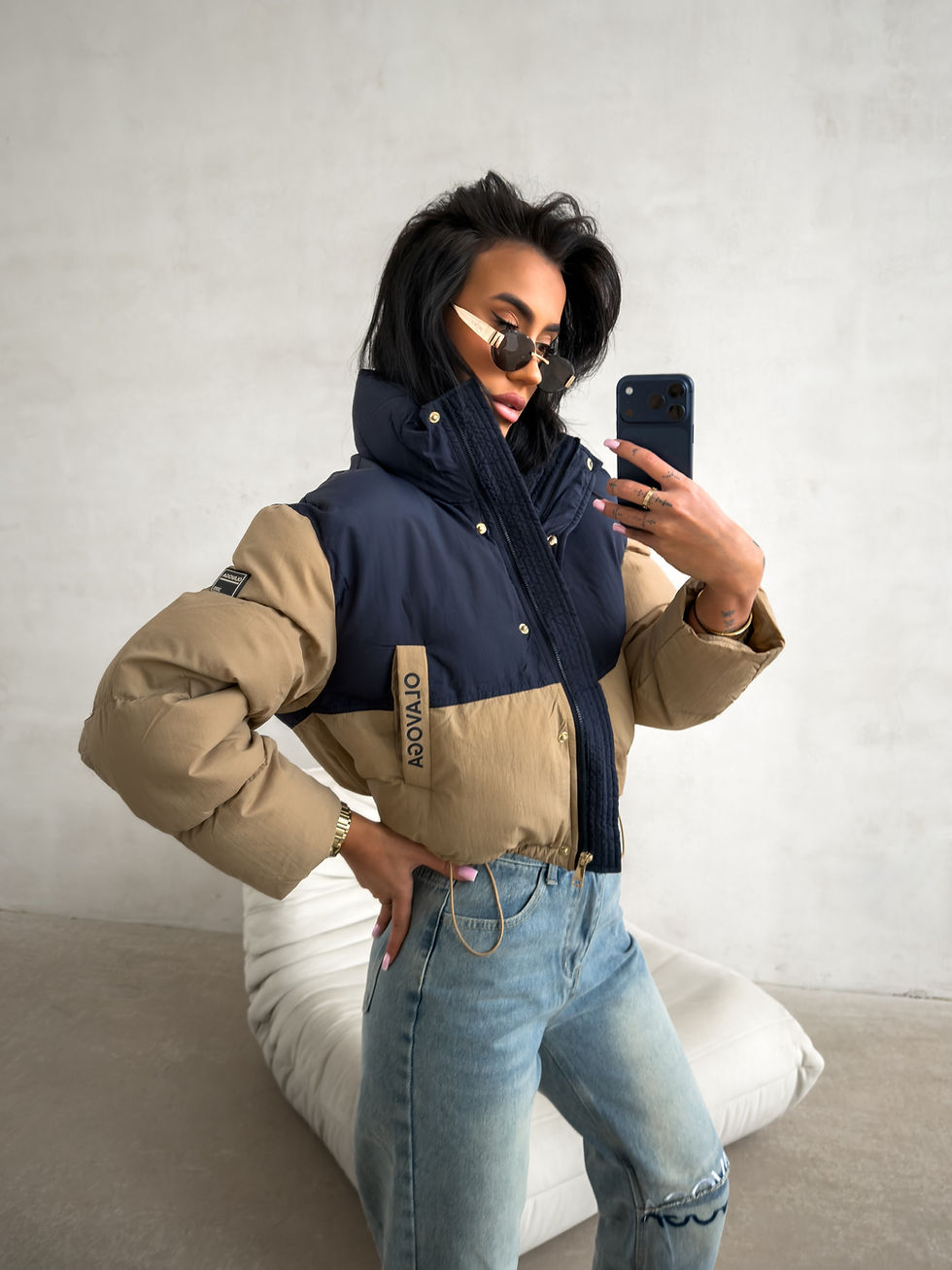 OLAVOGA Kiar 2026 kurtka damska pikowana krótka granatowa czarna indigo pomarańczowa – quilted bomber z taśmą OLAVOGA