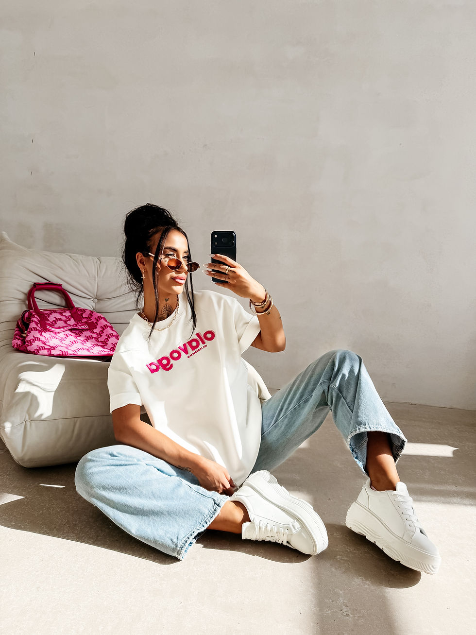 Miniatura: Ola Voga t-shirt damski o oversize kroju z haftem i nowoczesnym designem