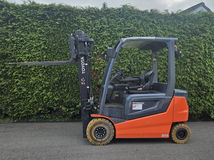 2024 2.5 ton Electric Toyota in front of hedge