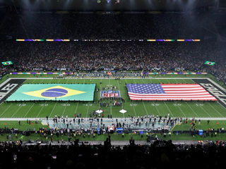 Estádio lotado com um grande evento da NFL no Brasil.