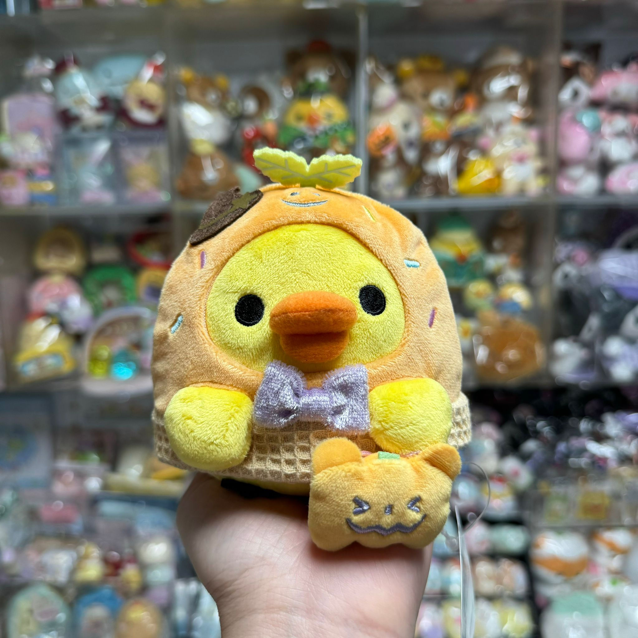 Rilakkuma 鬆弛熊 2023年 Magical Pumpkin Halloween 萬聖節系列 中Size公仔擺設 - 鼻窿雞 手拎南瓜