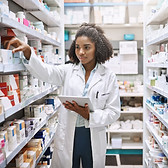 nunca-tema-que-seu-farmaceutico-esta-aqui-foto-recortada-de-uma-jovem-e-atraente-farmaceut