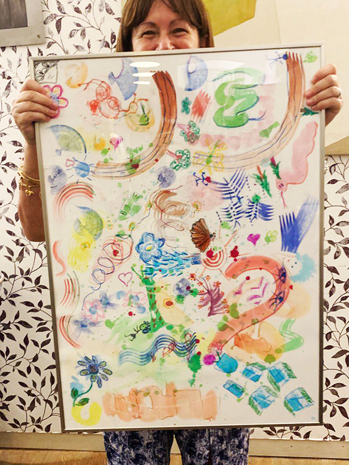 Un’esperienza libera e istintiva. Sceglierai strumenti e colori in modo spontaneo, lasciandoti trasportare da forme e colori. Il tuo quadro non avrà un verso: potrai girarlo, scoprirlo, osservarlo da ogni lato. Nessun sopra, nessun sotto ogni sguardo rivelerà nuove suggestioni.
