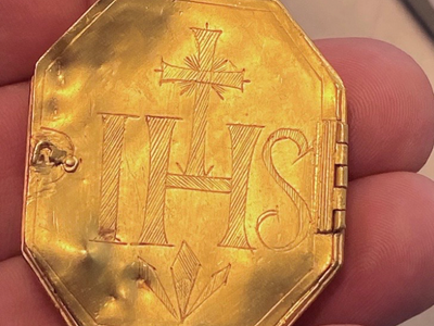 Conservation of Gold Religious Artifact Reveals Astonishing Image