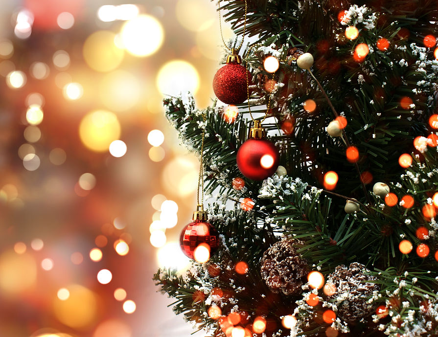 arvore-de-natal-com-decoracoes-em-um-fundo-luzes-do-bokeh.jpg