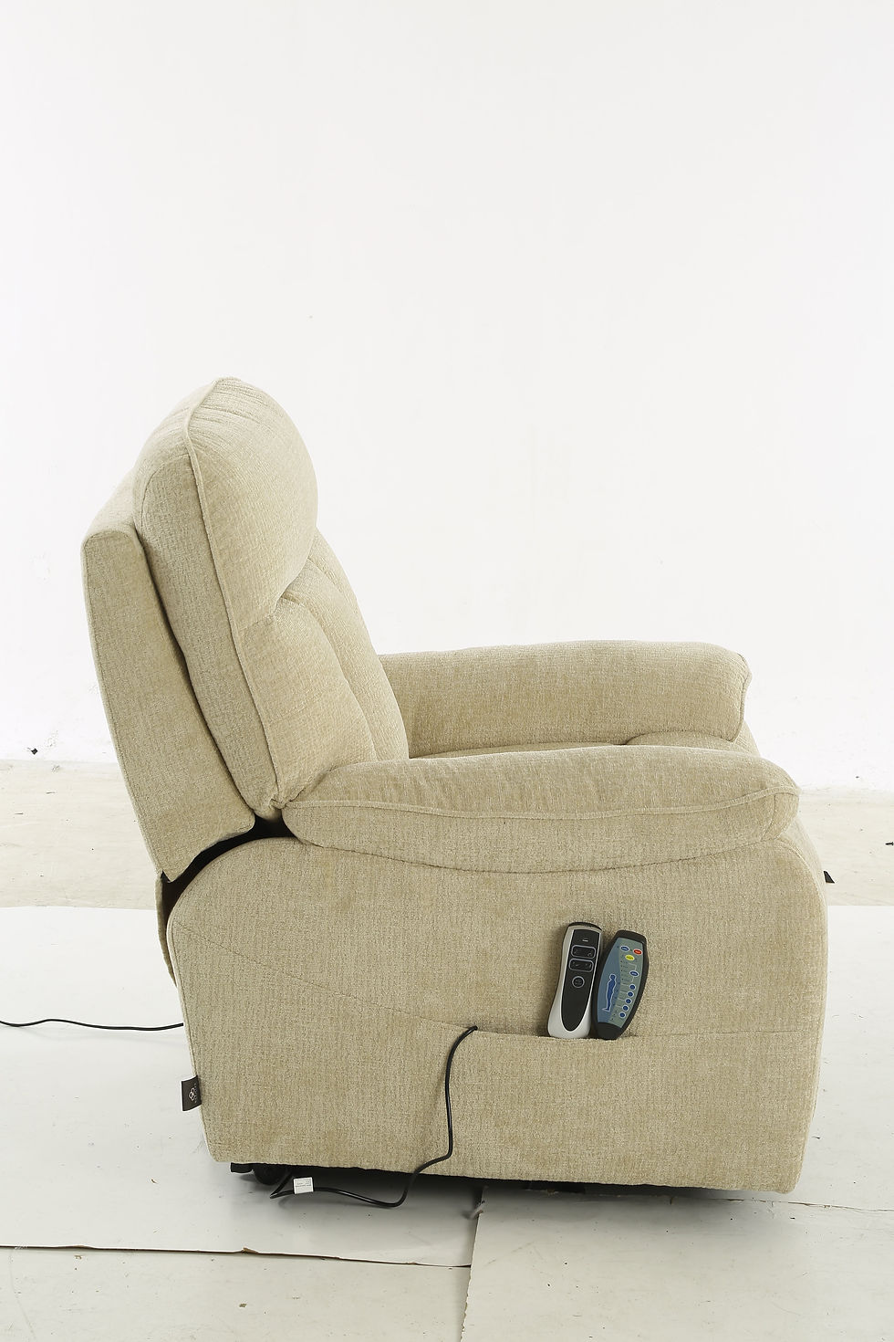 Thumbnail: Cornwall Rise and Recline Massage Chair Beige
