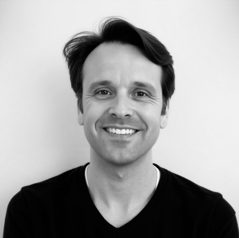 Nico Häger (Julius-Leber Schule Frankfurt/Main, Lehrer, Projektleitung "KI in der beruflichen Bildung")
Heutige Auszubildende sind in eine Welt aus Dauerkrisen, algorithmischer Steuerung und permanenter Kommunikation hineingewachsen. Der Vortrag richtet den Blick auf die Fähigkeiten, die unter diesen Bedingungen angelegt wurden. Ausbildung kann der Raum sein, in dem sie gesellschaftlich wirksam werden.
SPEAKER:
Als Teil der Generation Y arbeitet Nico Häger mit der Generation Z und lebt mit der Generation Alpha. In seinen Vorträgen spricht er über das Zusammenspiel von Technologie, Aufmerksamkeit und Haltung – und darüber, wie wir im Zeitalter künstlicher Beschleunigung aufmerksam bleiben., Futuromundo 2026