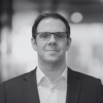 Dr. Johannes Tröger (Deputy CEO - Strategy, Partnerships & Business Development, AMERIA AG)
Der Vortrag zeigt die Entwicklung der AMERIA AG von ihren Wurzeln in Baden-Württemberg bis zu erfolgreichen Co-Innovationen mit globalen Partnern wie SONY und regionalen Kliniken. Die Keynote macht deutlich, wie technologische Stärke, partnerschaftliche Synergien und praxisnahe Innovation neue Standards in der 3D-Interaktion und im Healthcare-Bereich schaffen.
SPEAKER:
Dr. Johannes Tröger gehört zu den Stimmen, die Europas technologische Zukunft mitgestalten. Als Deputy CEO verantwortet er bei der AMERIA AG Strategie, Partnerschaften und Vertrieb. Aus der Verbindung von Deep Tech und Lösungen mit der direkten Zusammenarbeit mit Partnern und Kunden entsteht menschenzentrierte Innovationen. Sein Fokus: vertrauenswürdige KI, multimodale Interaktion und digitale Souveränität „Made in Europe“., Futuromundo 2026