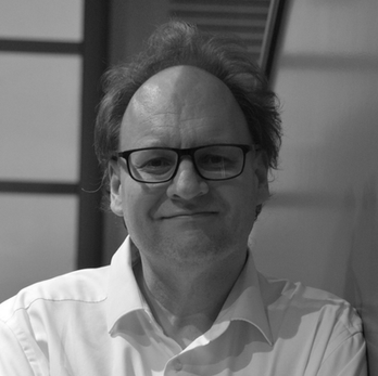 Prof. Dr. Marcus Bölz
(Leiter Institut für Sportkommunikation, Fachhochschule des Mittelstands, Berlin)
Fußball ist radikale Gegenwart: Entscheidungen fallen sofort, Chancen müssen erkannt und genutzt werden. Genau dieses Mindset brauchen auch Organisationen in Umbruchphasen – Unsicherheit nicht nur aushalten, sondern produktiv nutzen.
Niederlagen gehören dazu. Erfolgreiche Teams reagieren, lernen, passen sich an und finden zurück ins Spiel. Diese Resilienz ist auch für Unternehmen entscheidend.
Transformation gleicht einem offenen Spiel: dynamisch, verletzlich, voller Möglichkeiten. Fußball zeigt, wie aus Druck Energie entsteht – durch situative Intelligenz, Vertrauen und Mut.
Prof. Dr. Marcus Bölz überträgt diese Prinzipien in seiner Keynote auf Führung und Wirtschaft.
SPEAKER:
Marcus Bölz, gebürtiger Stuttgarter, ist Professor für Sportkommunikation und Leiter des Instituts für Sportkommunikation an der Fachhochschule des Mittelstands in Berlin. Der ehemalige Journalist (u. a. Deutsche Welle, dpa, zeit.de) verbindet in seiner Forschung Sport, Psychologie und Transformation. Seine Arbeit zeigt, wie Denkweisen aus dem Fußball Unternehmen in Veränderungsprozessen stärken können., Futuromundo 2026