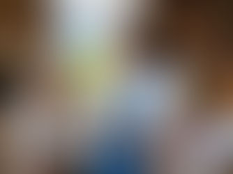 Profesional de Centrolab realizando toma de muestras a domicilio en Medellín con insumos estériles.