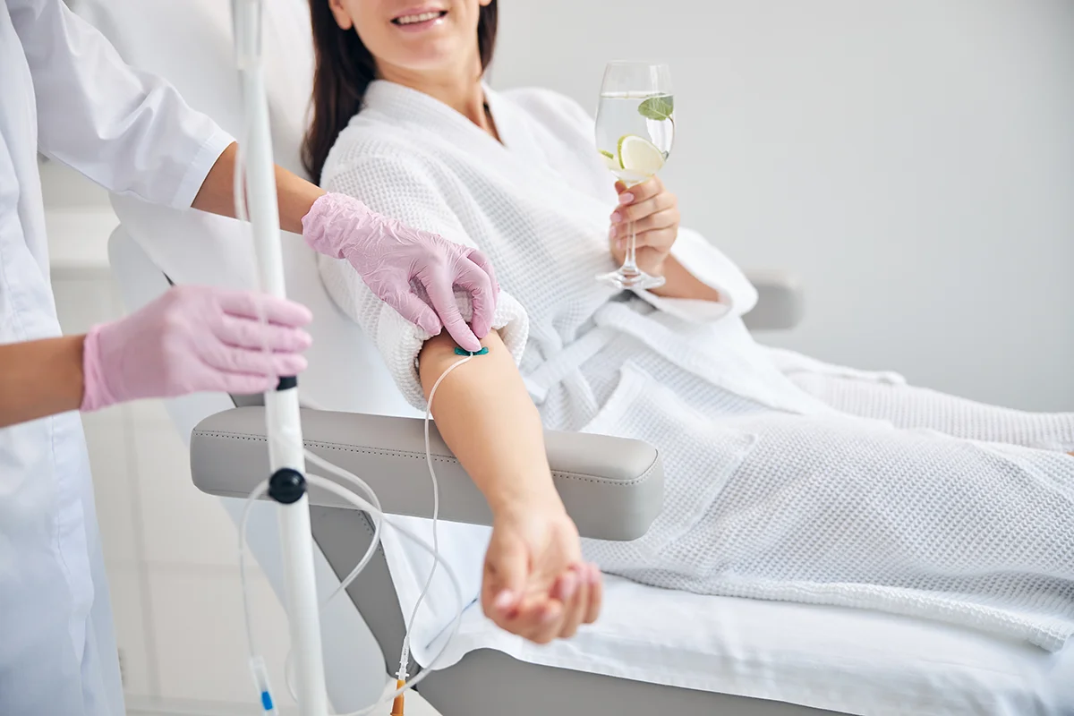 mujer recibiendo tratamiento de sueroterapia de tonificacion en centrosthetic