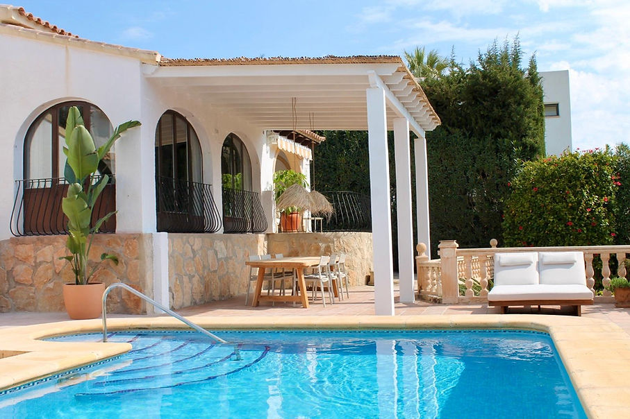 Terras met zwembad van Casa Loua