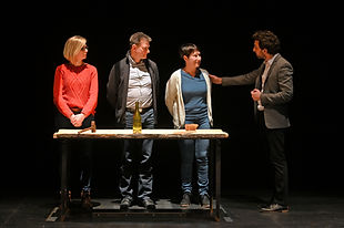 Cerebro : Matthieu Villatelle et trois spectateurs autour d’une table sur scène – photo Loïc Nys