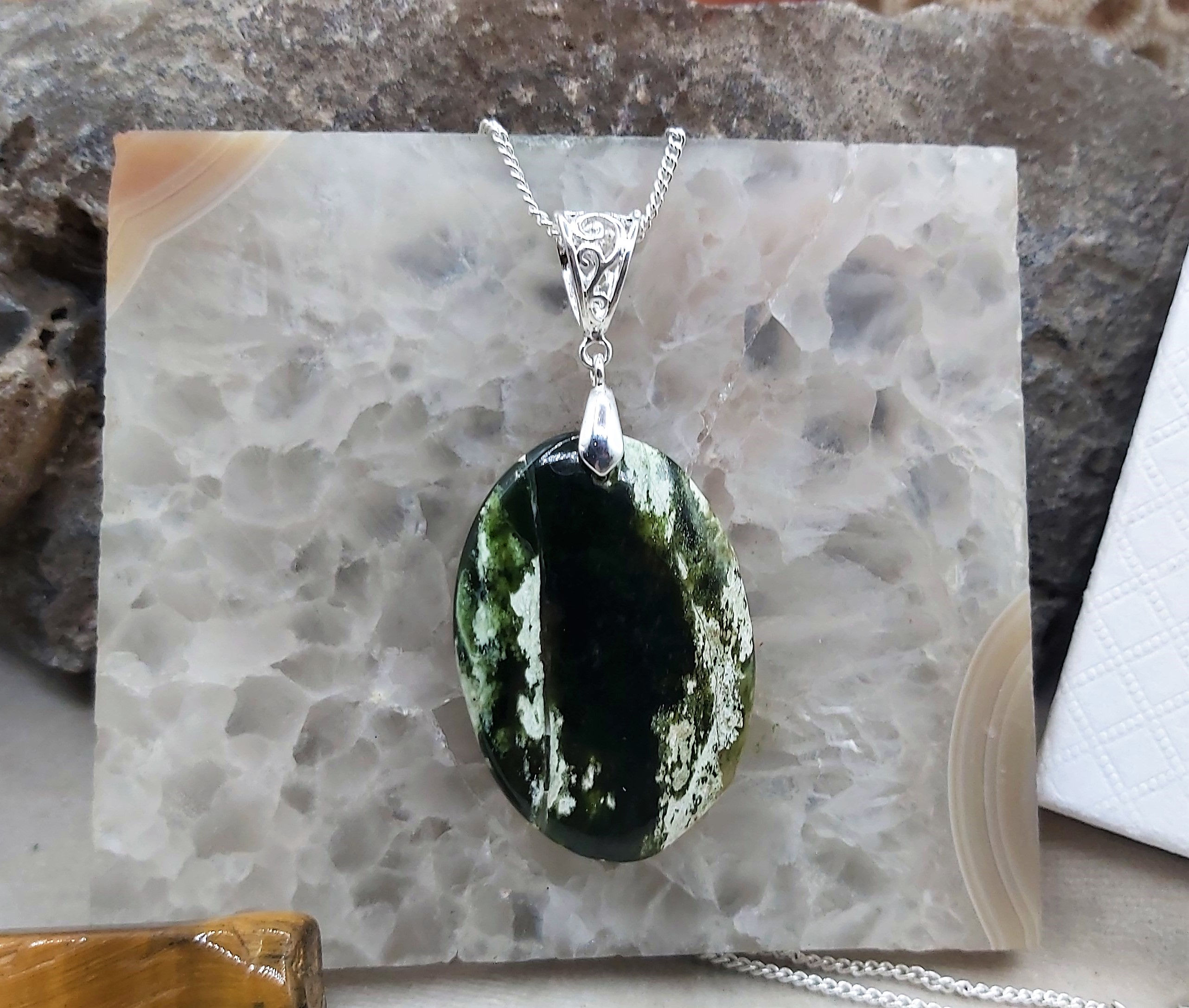 Fantastique Pendentif Calcédoine "Chrome"