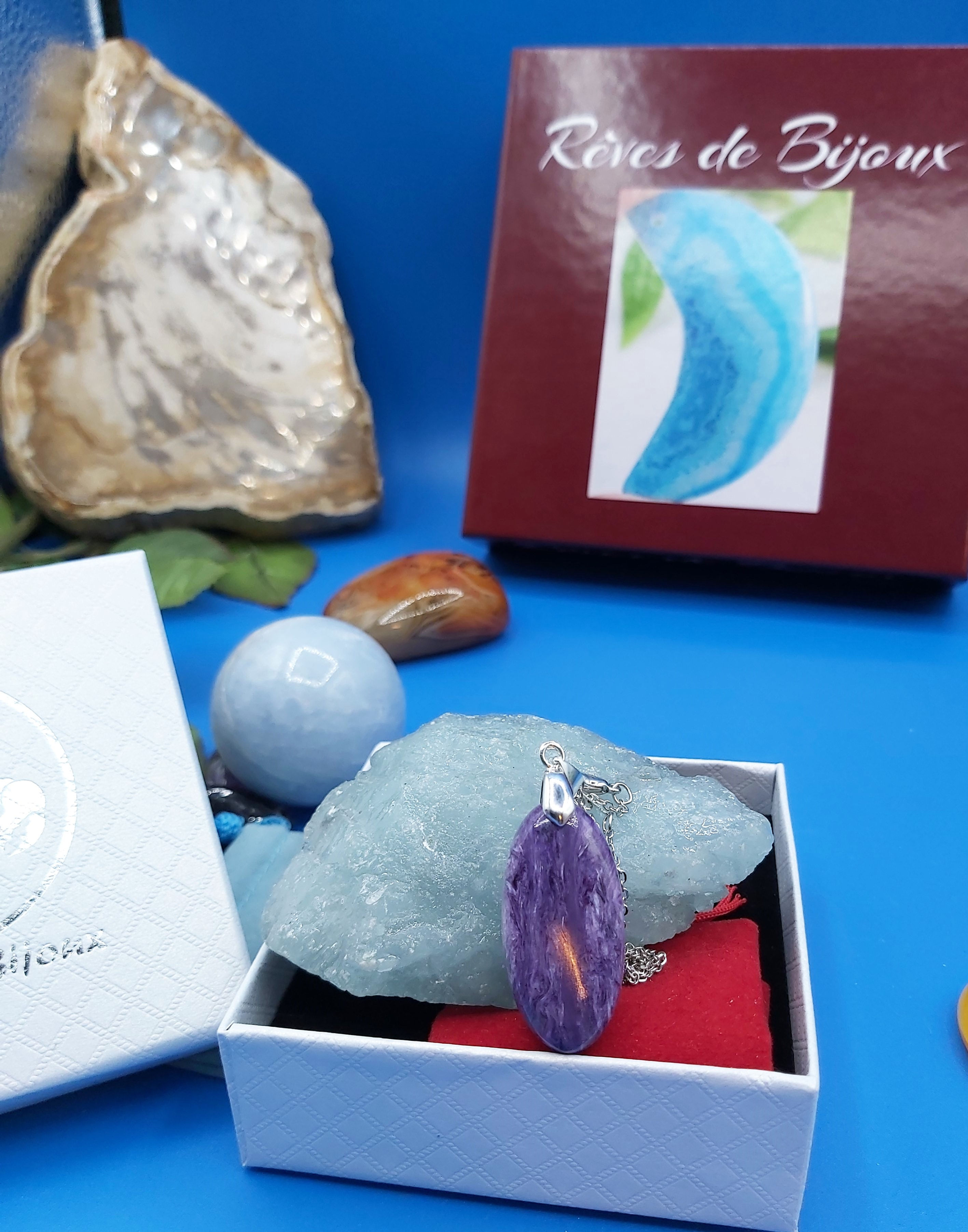 Collier avec pendentif Charoite violette de Russie