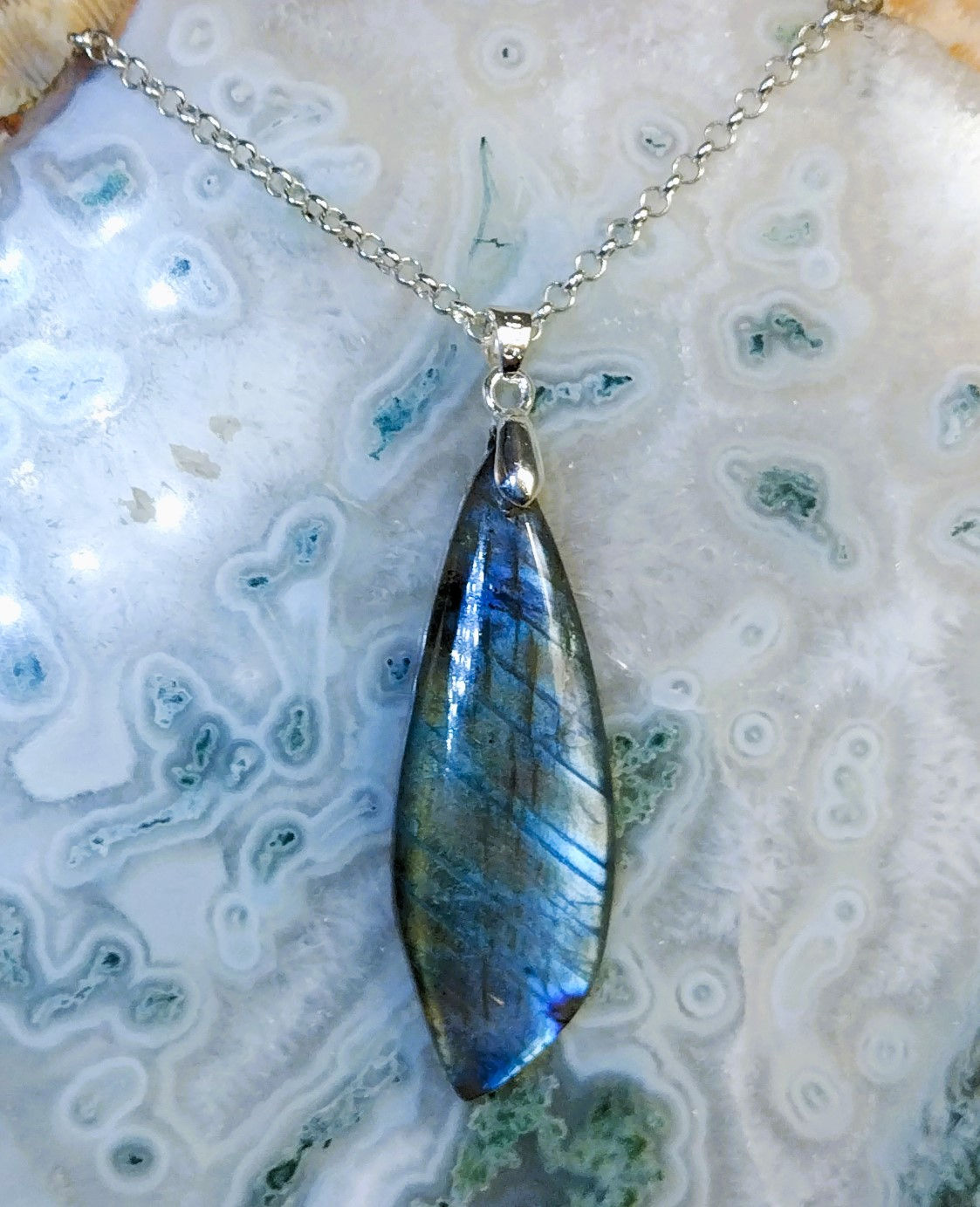 Labradorite pourpre