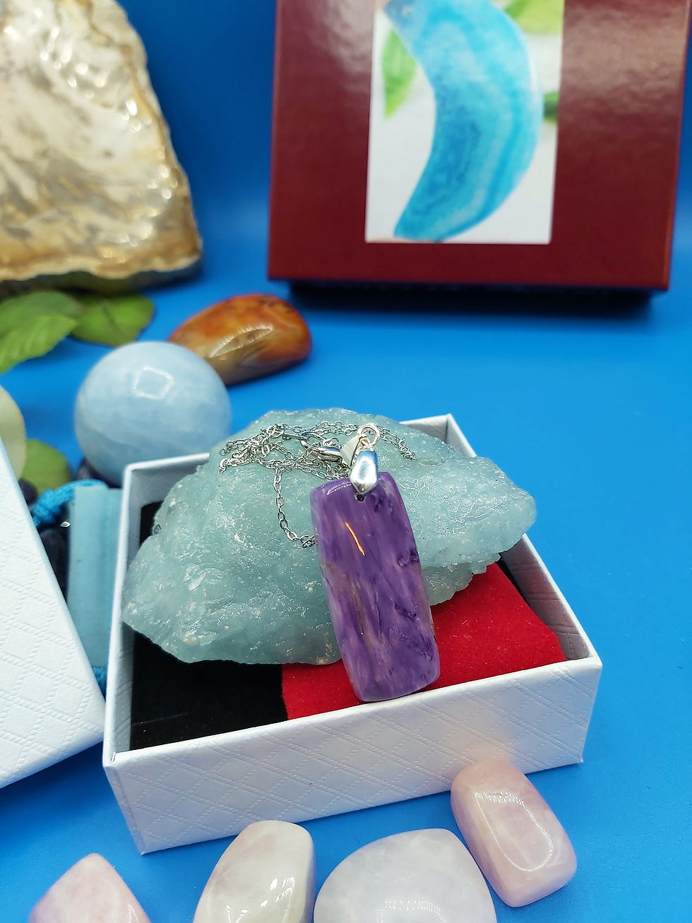 Miniature : Collier avec joli petit pendentif Charoite violette de Russie