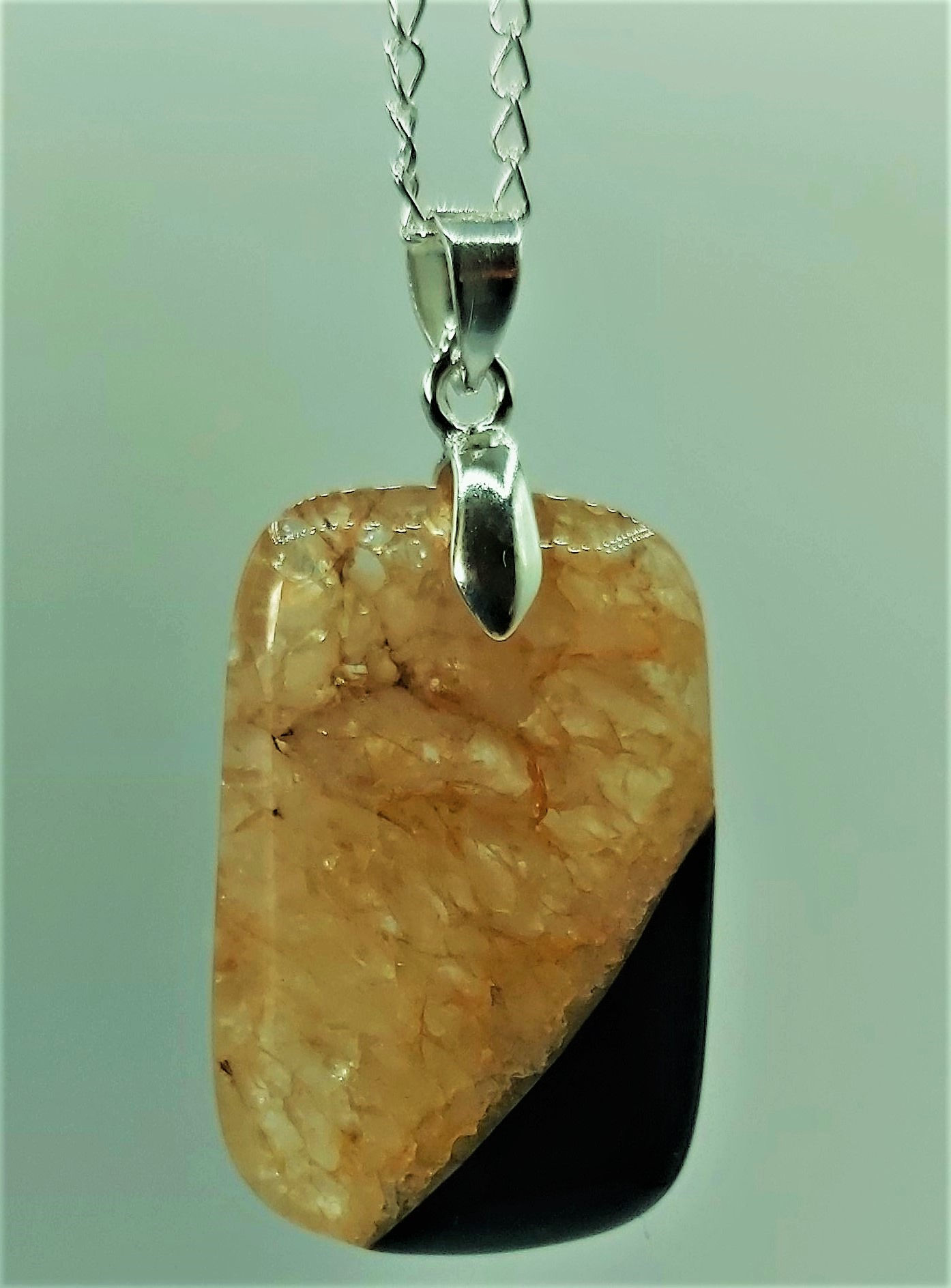 Collier avec joli pendentif Agate bicolore