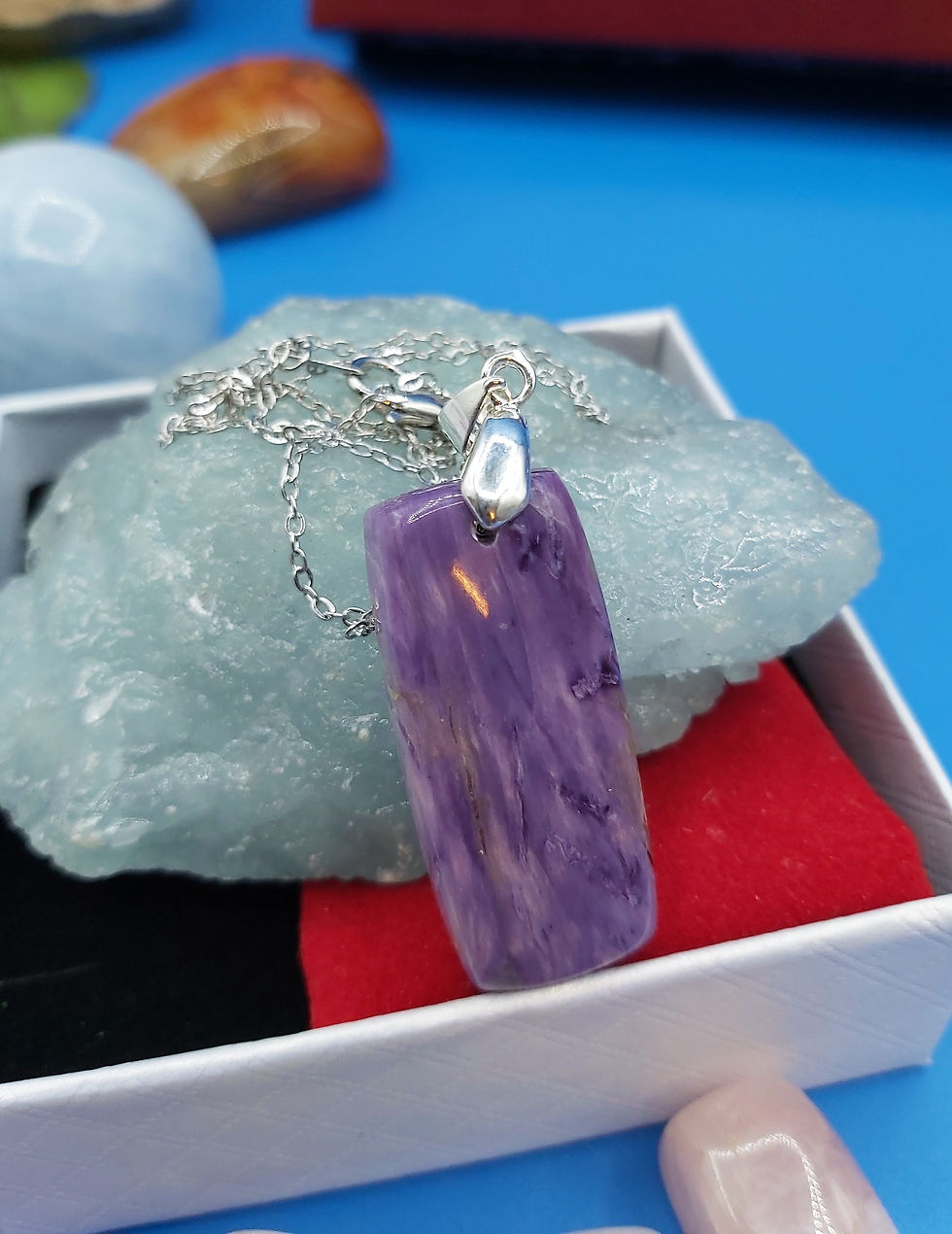 Miniature : Collier avec joli petit pendentif Charoite violette de Russie