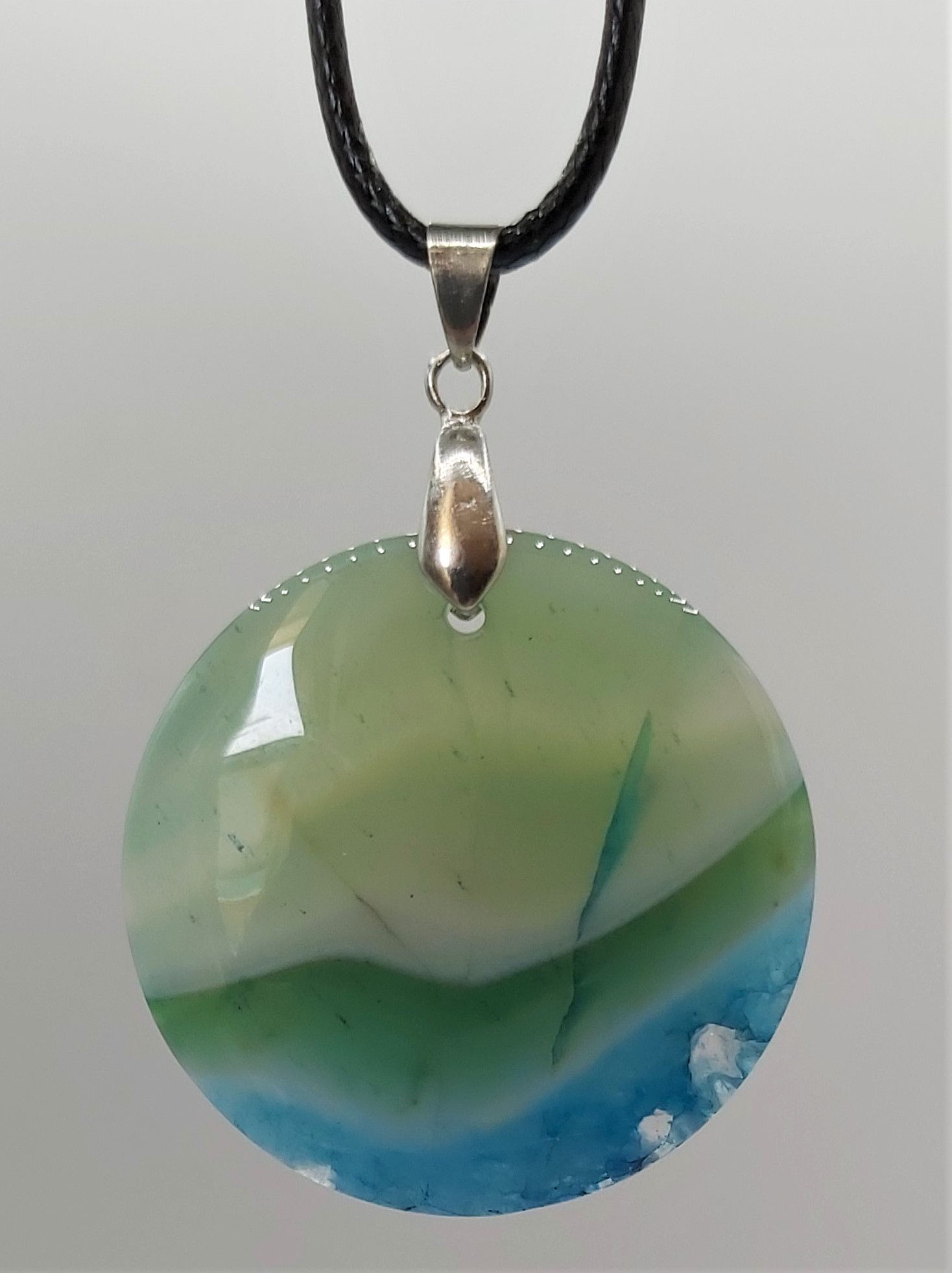 Collier avec jolis pendentifs Agates bicolores