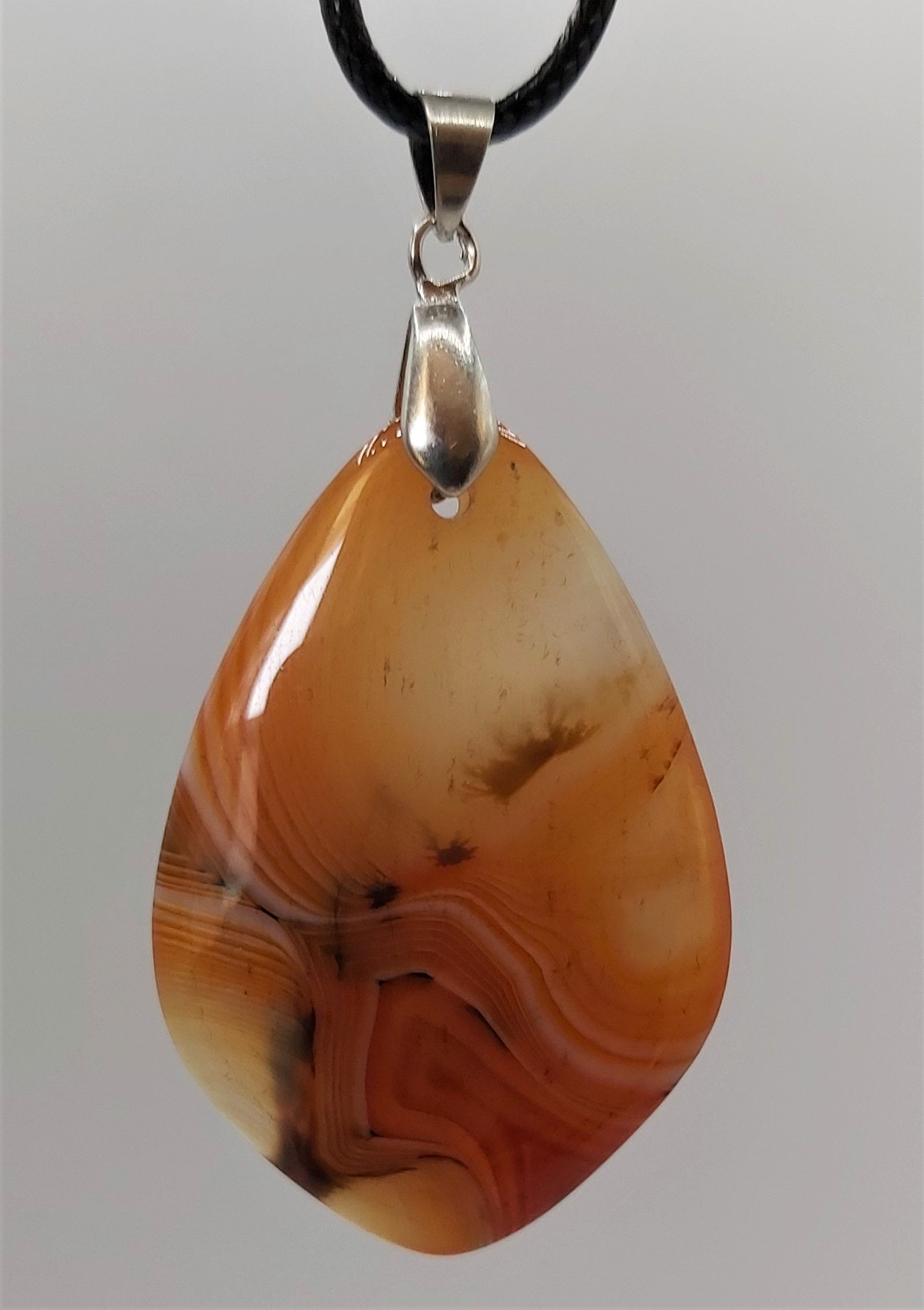 Collier avec jolis pendentifs Agates bicolores