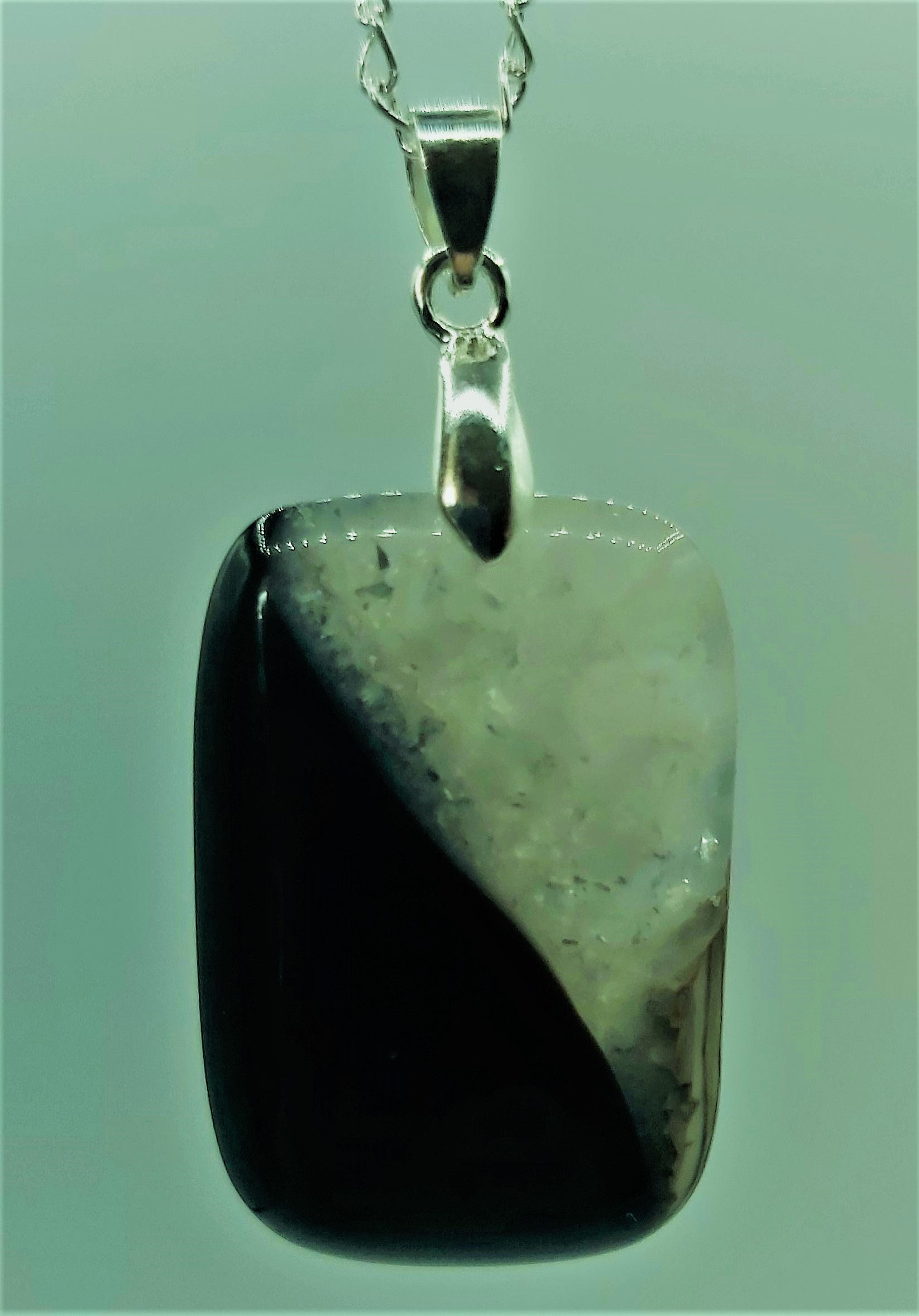 Collier avec joli pendentif Agate bicolore