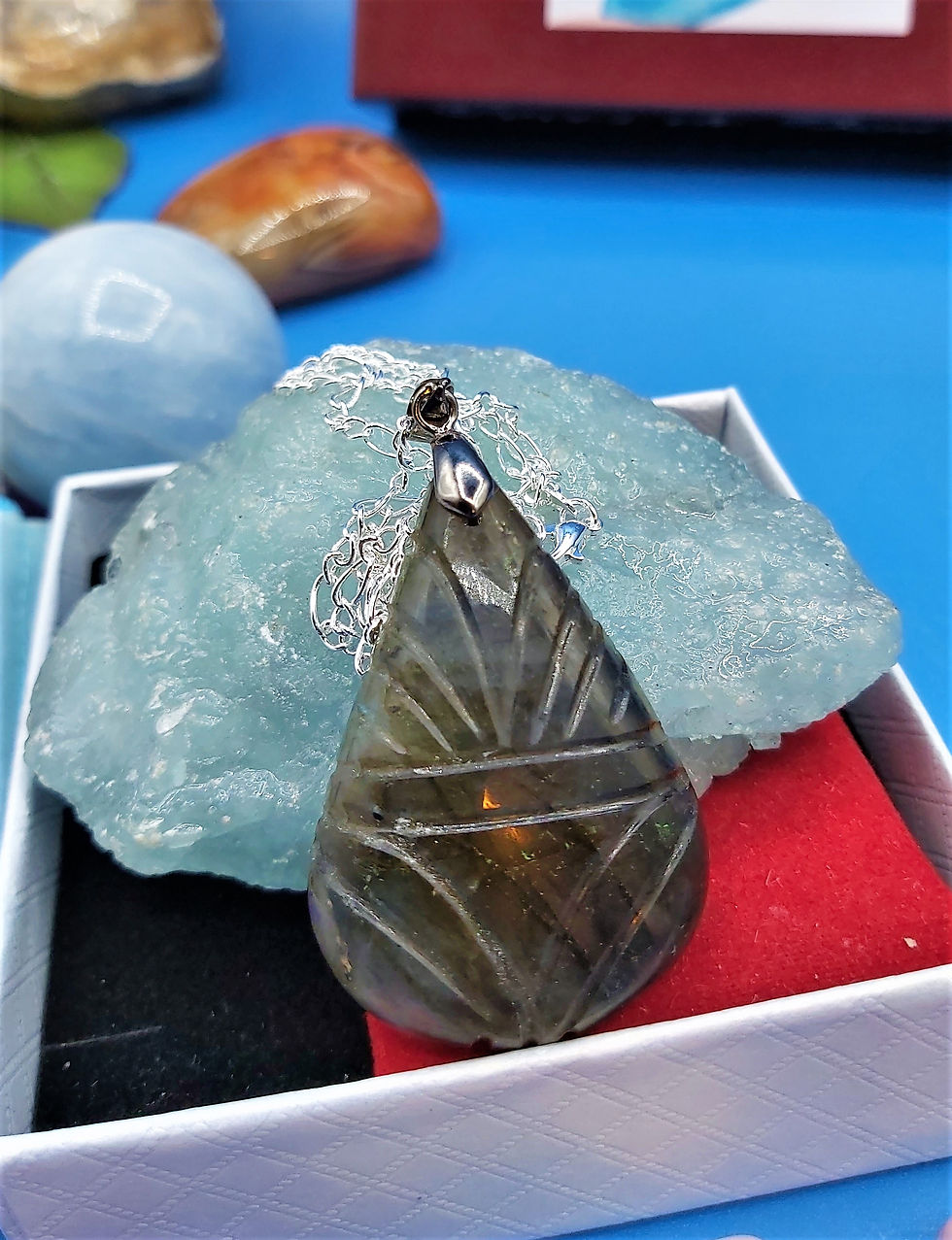 Miniature : Collier avec très belle Labradorite gravée