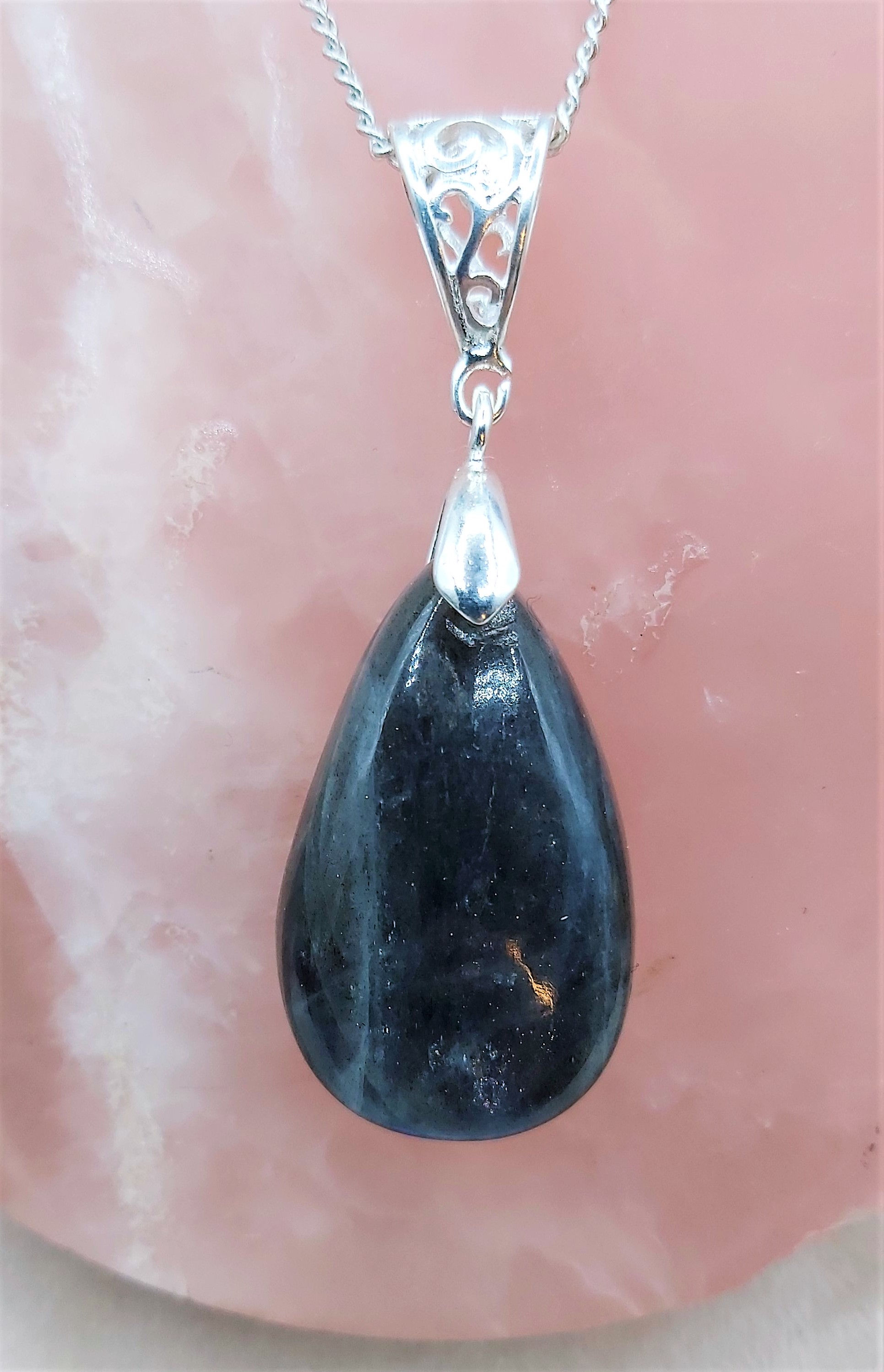 Très beau pendentif Labradorite bleue