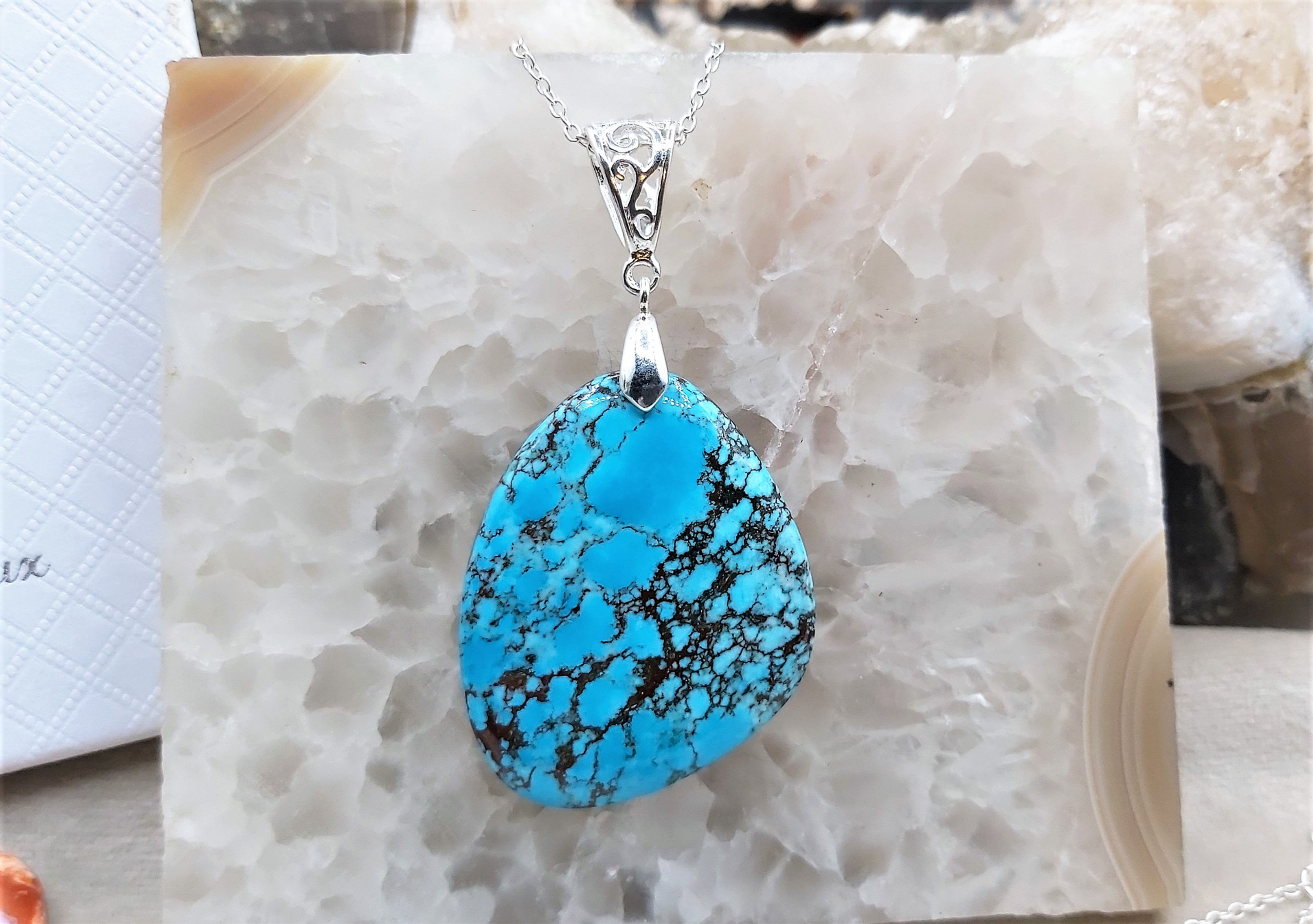 Superbe pendentif Magnésite (teintée turquoise)