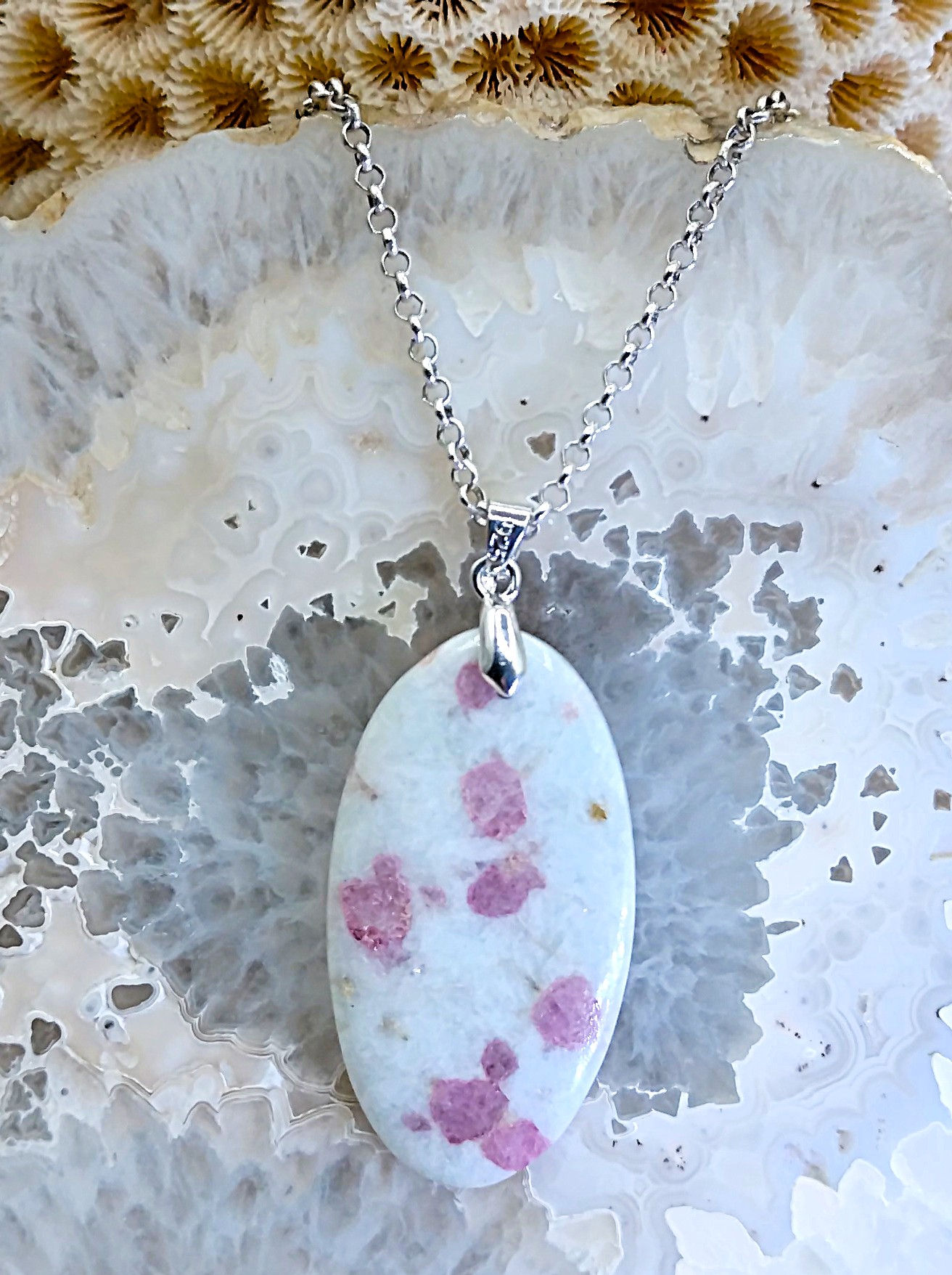 Tourmaline rose dans Calcite blanche