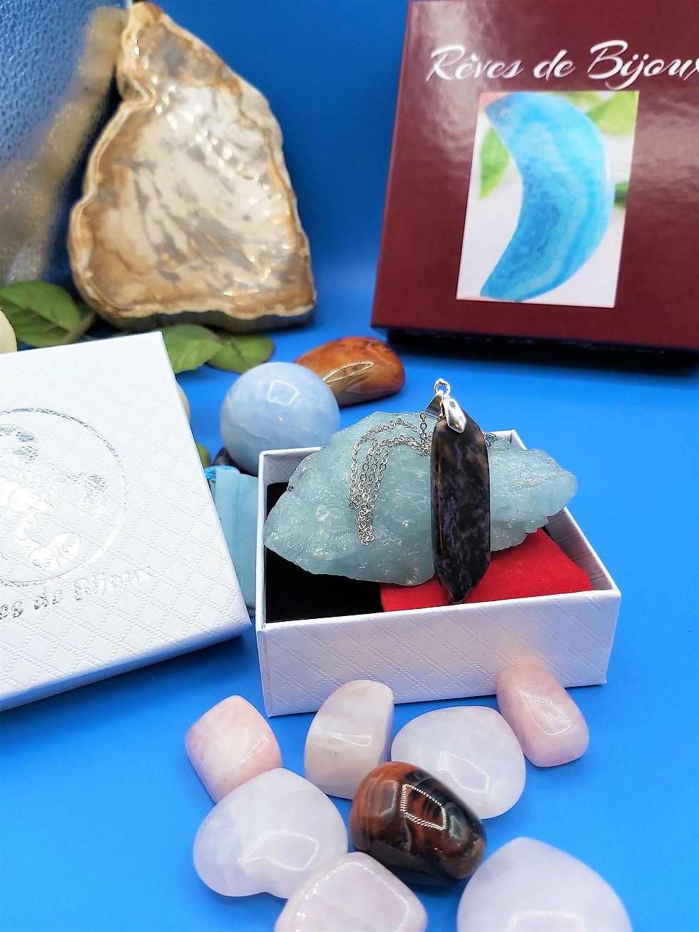 Collier avec joli petit pendentif Charoite violette de Russie