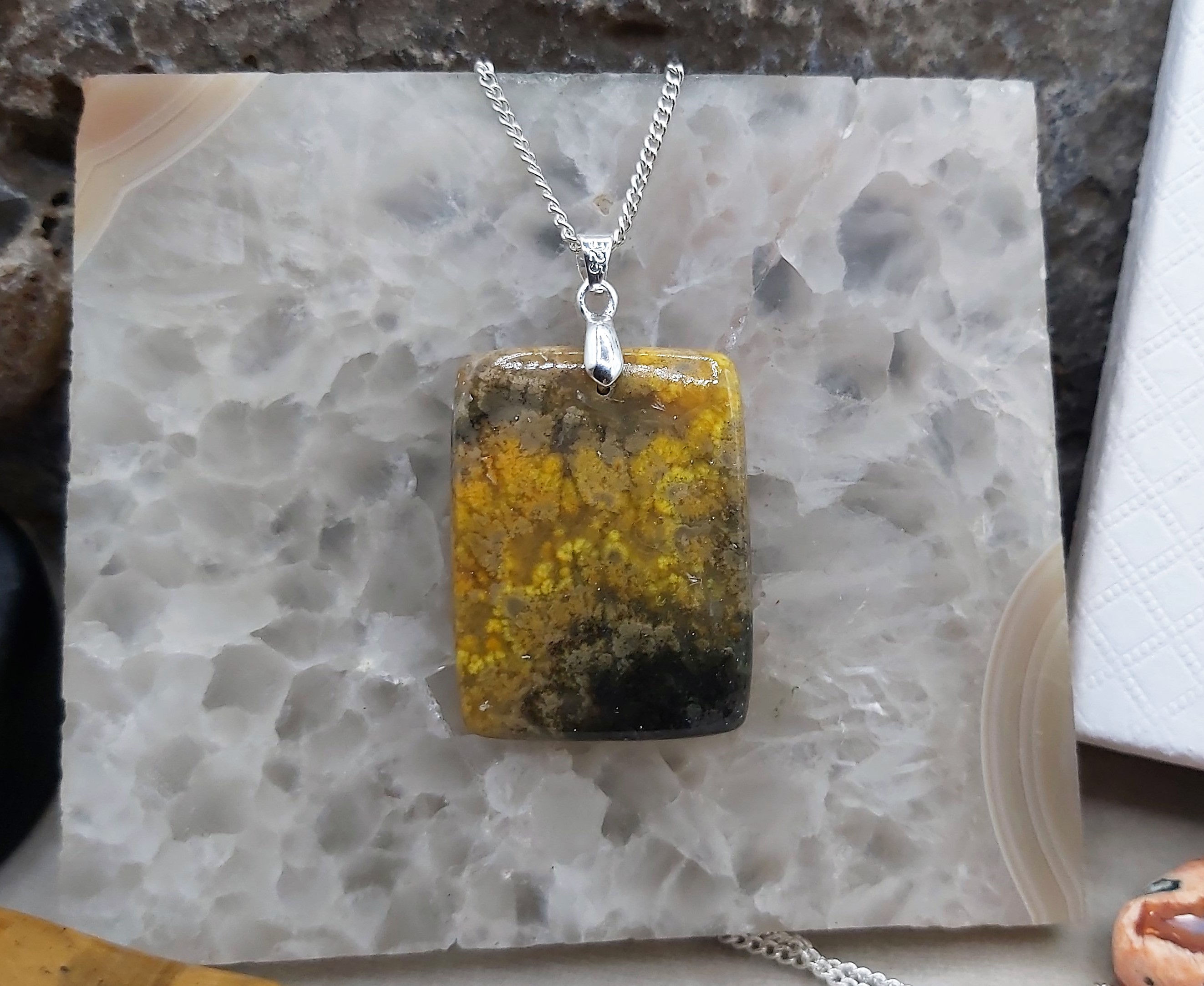 Remarquable pendentif Jaspe Bumble-Bee