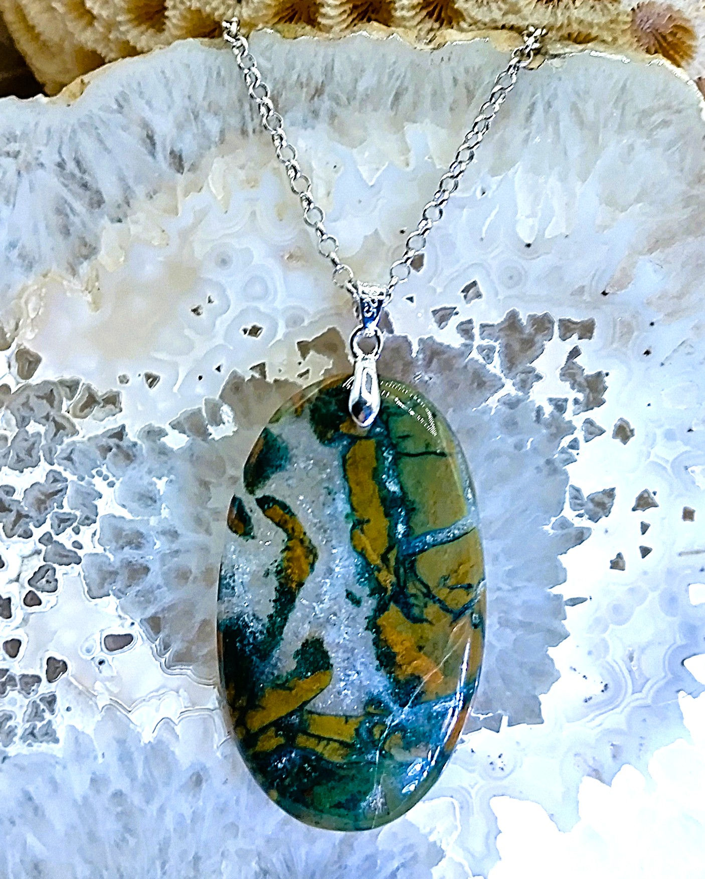 Agate avec corail rouge fossile