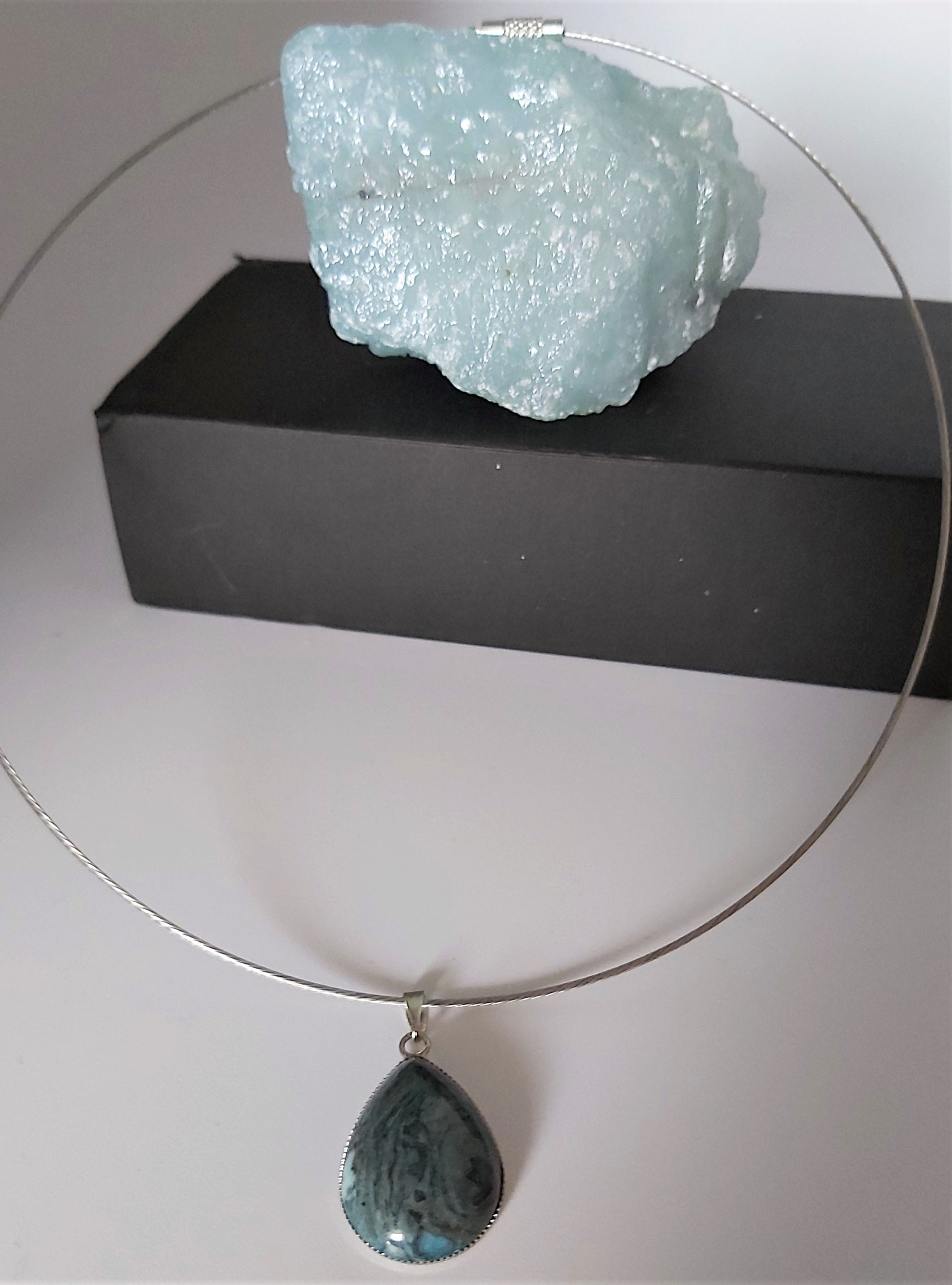 Ras-du-cou avec petit pendentif