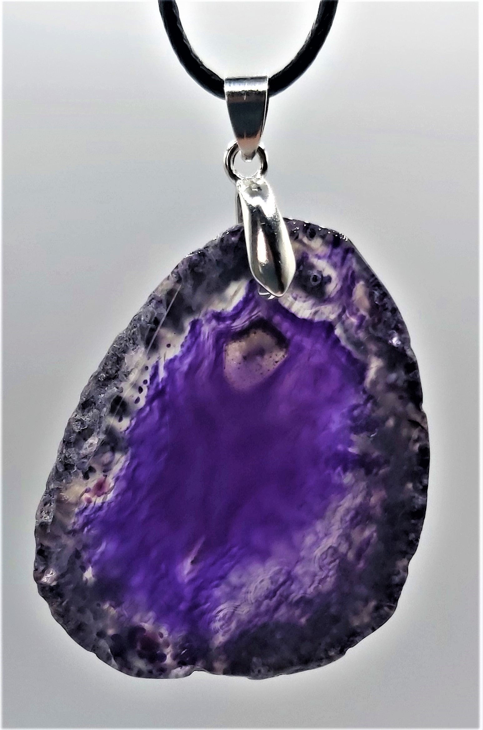 Collier avec Superbe pendentif Agate violette