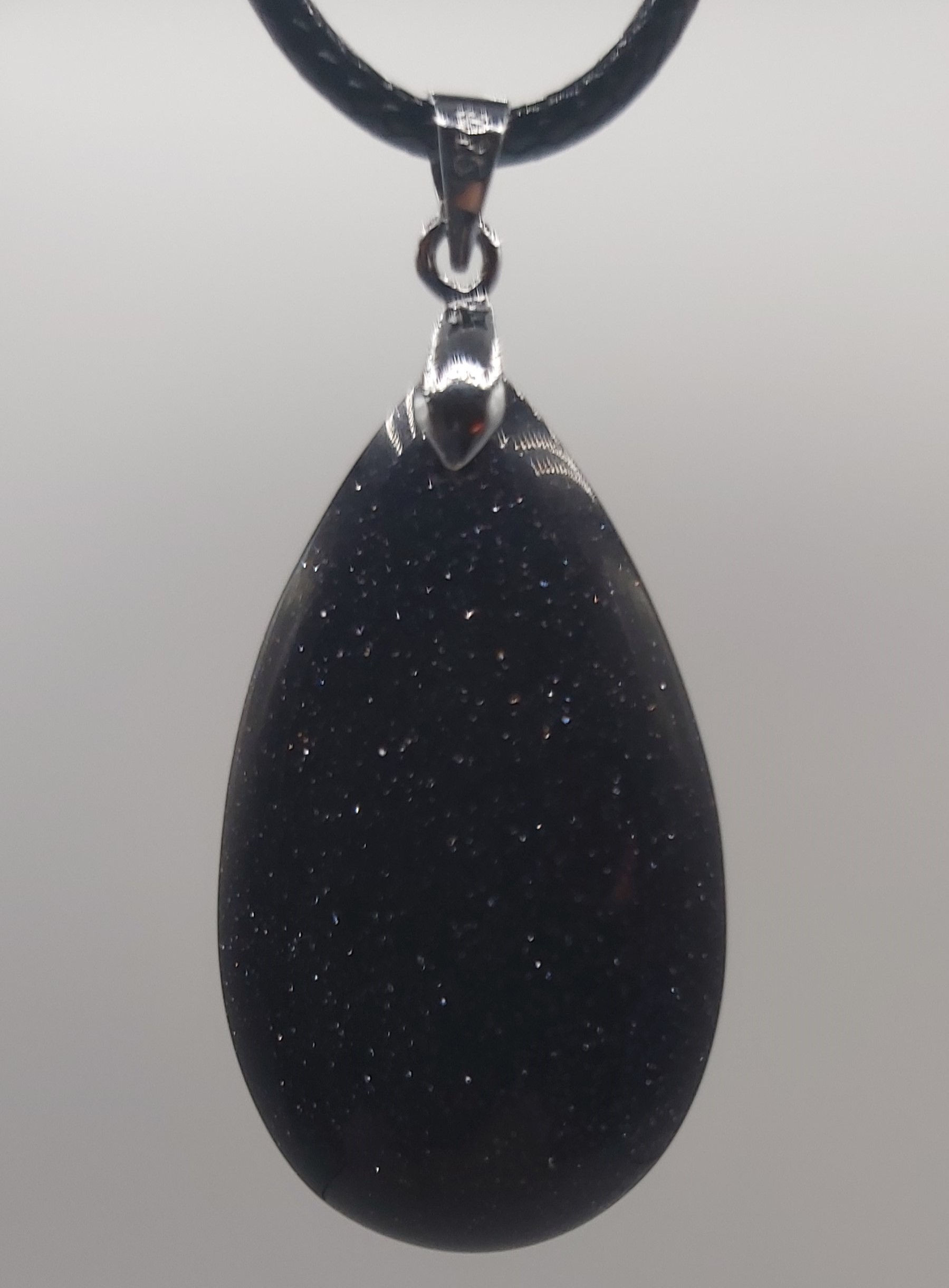 Collier avec Gros pendentif Pierre de nuit