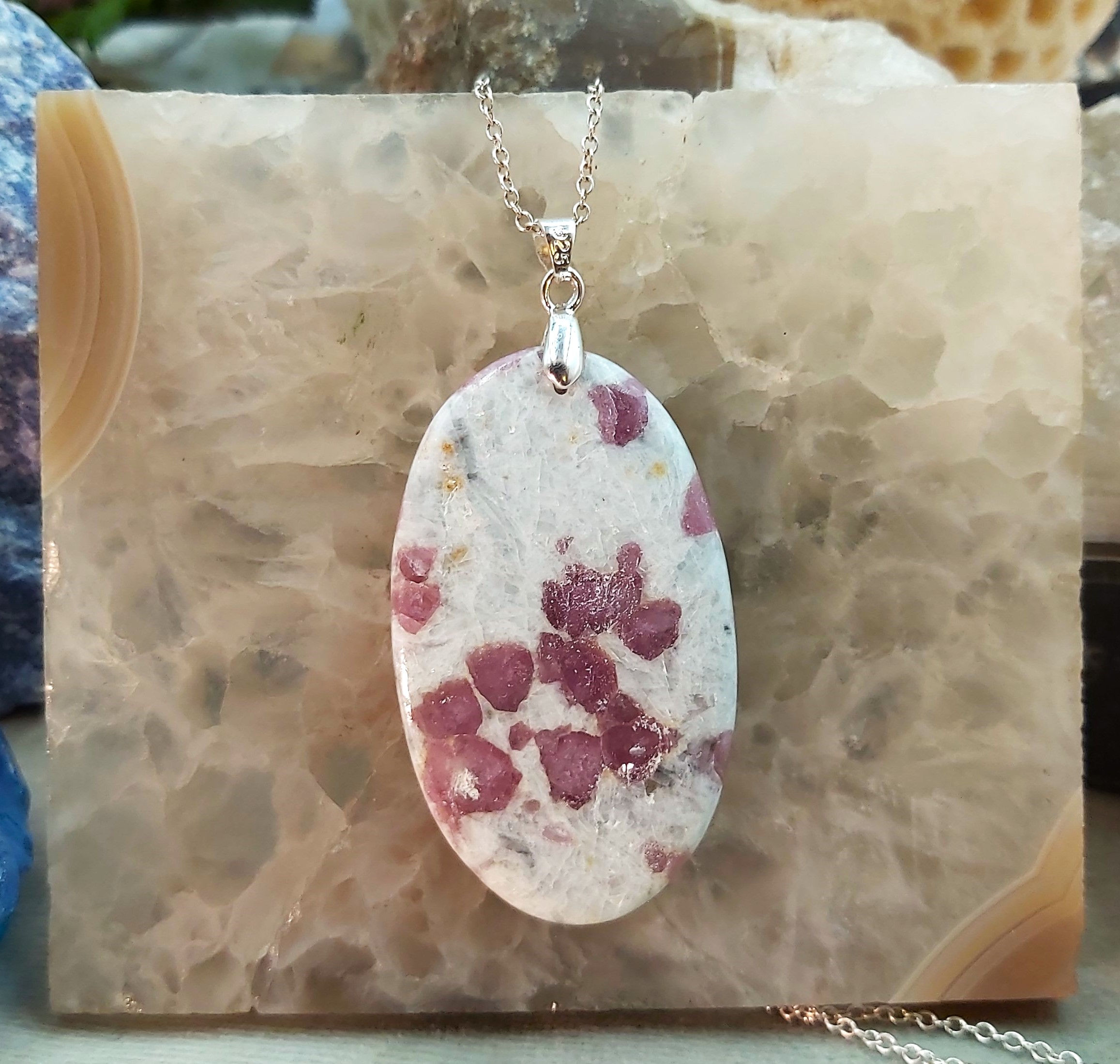 Tourmaline rose (Rubellite) sur Calcite blanche